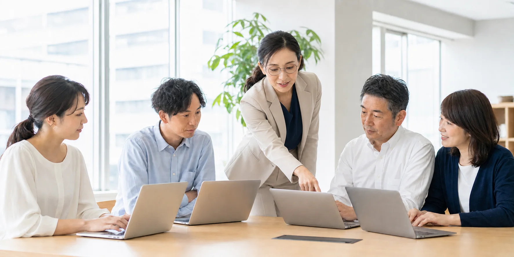 明るい会場で日本人講師が少人数の参加者とノートPC画面を見ながら教えるハンズオンの様子