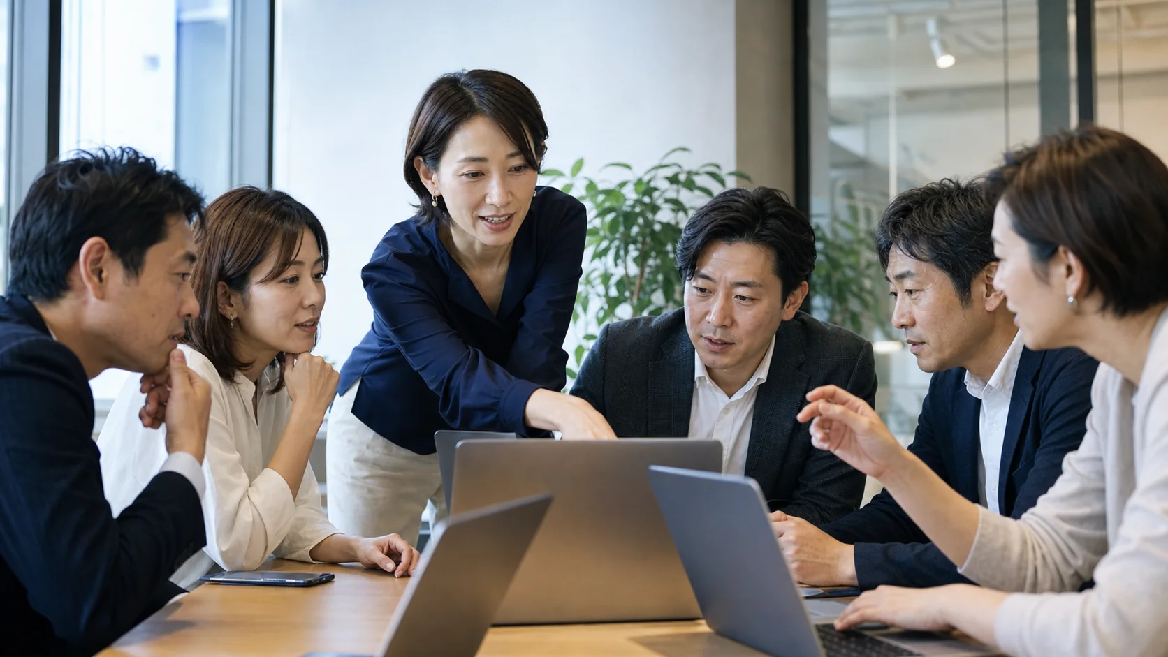 社員が自分のノートPCで実務を題材にAIの仕組みづくりを学ぶ様子