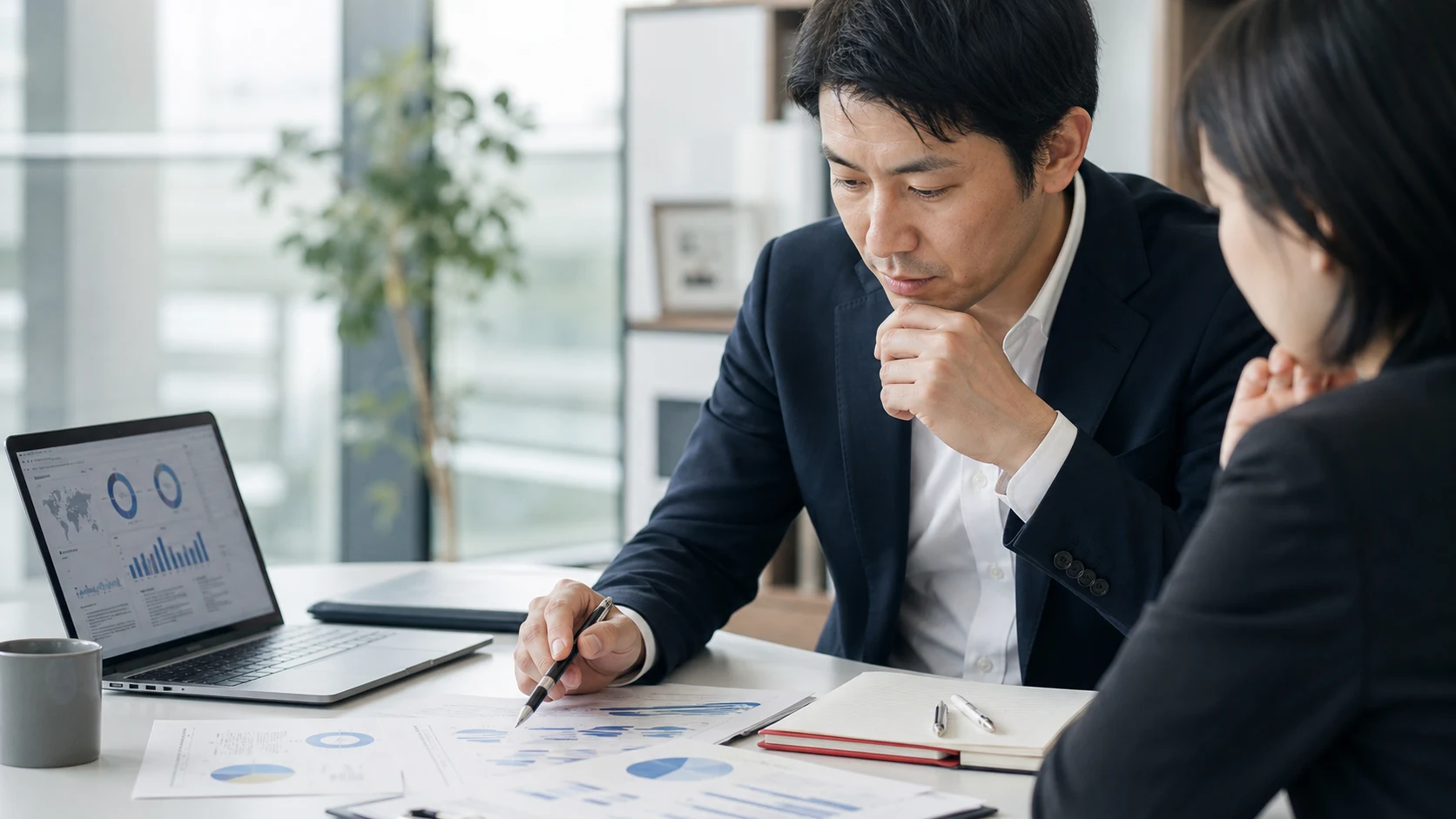 社内の新規プロジェクトに向けて市場情報と企画案を検討する担当者